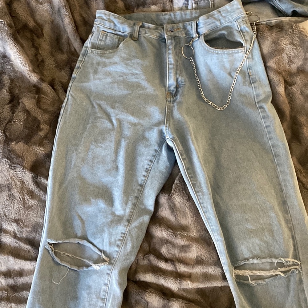 Mom jeans with chain and ripped knee